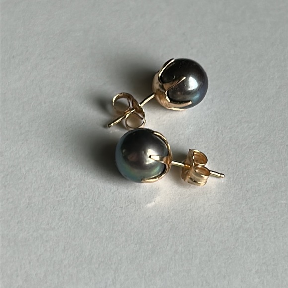 Black Pearl Stud Earrings - Picture 10 of 13